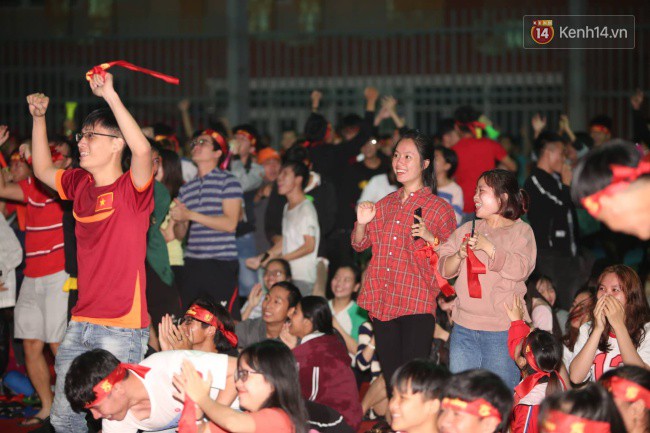 CĐV Việt Nam hụt hẫng khi ĐT Malaysia gỡ hòa 2 - 2 trong hiệp 2 trận chung kết AFF Cup 2018-29