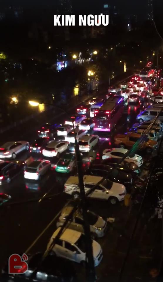 Hà Nội: Các tuyến đường ách tắc kinh hoàng, nhiều người than trời vì cả tiếng mới về được đến nhà dù chỉ có 3km-4