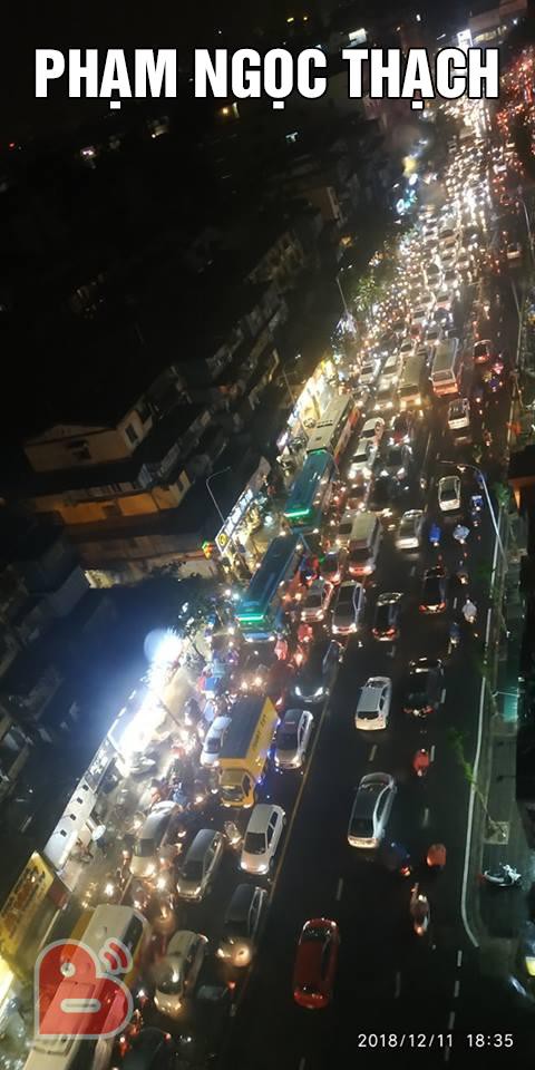 Hà Nội: Các tuyến đường ách tắc kinh hoàng, nhiều người than trời vì cả tiếng mới về được đến nhà dù chỉ có 3km-5