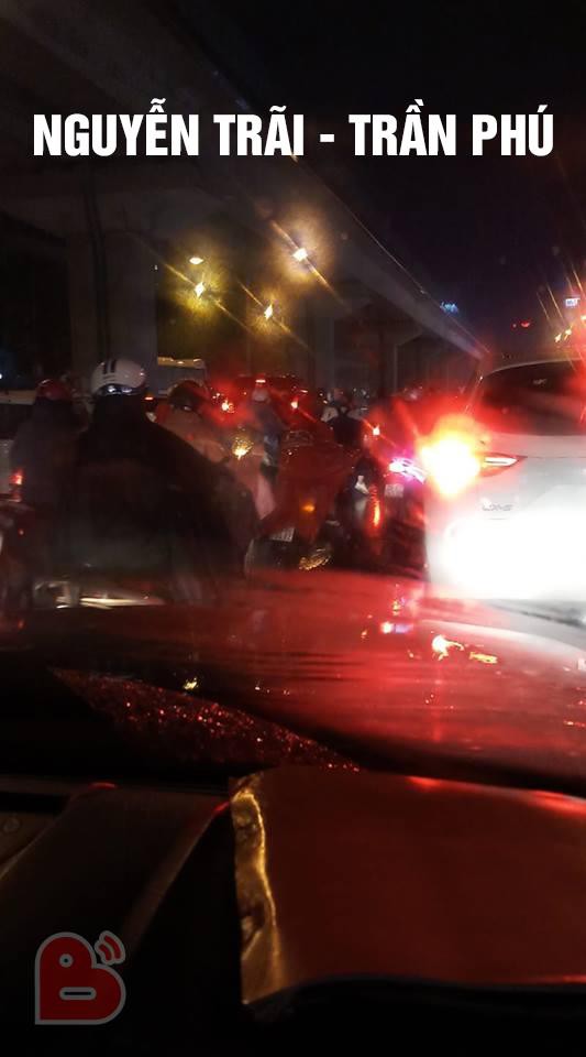 Hà Nội: Các tuyến đường ách tắc kinh hoàng, nhiều người than trời vì cả tiếng mới về được đến nhà dù chỉ có 3km-6