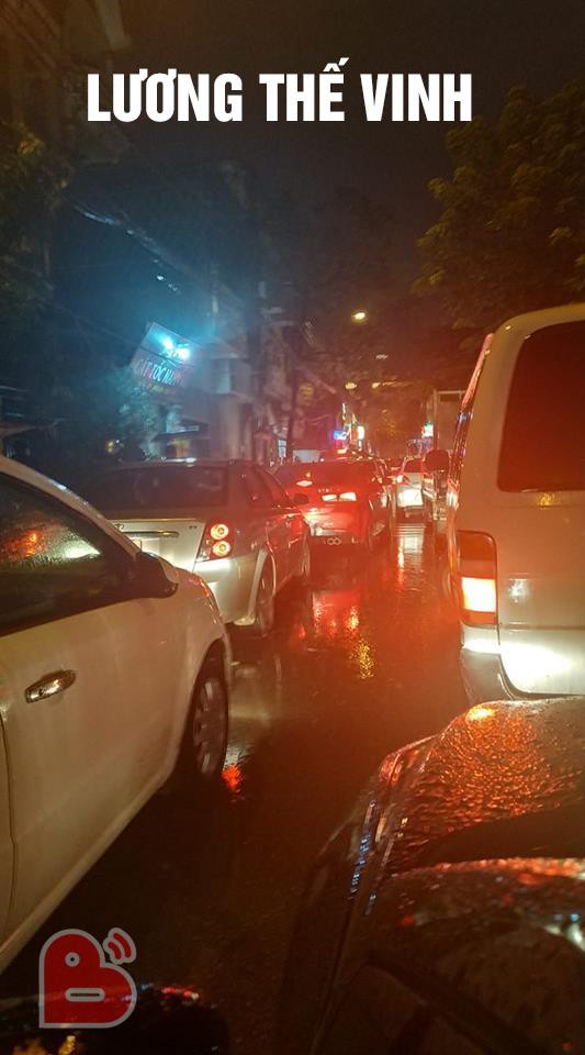 Hà Nội: Các tuyến đường ách tắc kinh hoàng, nhiều người than trời vì cả tiếng mới về được đến nhà dù chỉ có 3km-7