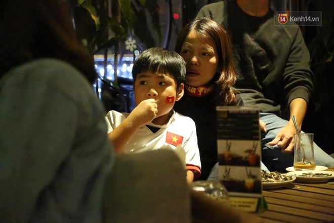 CĐV Việt Nam hụt hẫng khi ĐT Malaysia gỡ hòa 2 - 2 trong hiệp 2 trận chung kết AFF Cup 2018-12