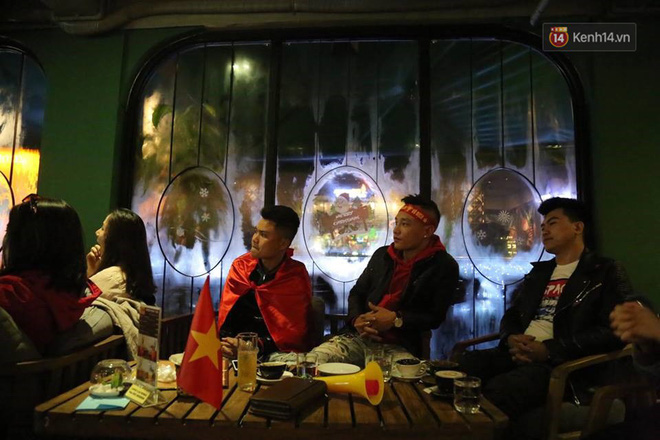 CĐV Việt Nam hụt hẫng khi ĐT Malaysia gỡ hòa 2 - 2 trong hiệp 2 trận chung kết AFF Cup 2018-13