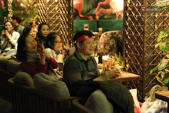 CĐV Việt Nam hụt hẫng khi ĐT Malaysia gỡ hòa 2 - 2 trong hiệp 2 trận chung kết AFF Cup 2018-14