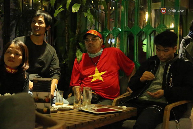 CĐV Việt Nam hụt hẫng khi ĐT Malaysia gỡ hòa 2 - 2 trong hiệp 2 trận chung kết AFF Cup 2018-15