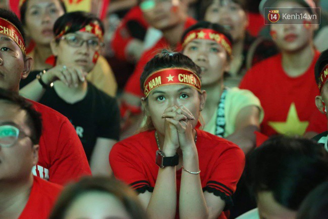 CĐV Việt Nam hụt hẫng khi ĐT Malaysia gỡ hòa 2 - 2 trong hiệp 2 trận chung kết AFF Cup 2018-21