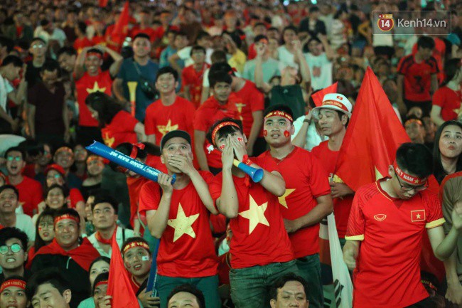 CĐV Việt Nam hụt hẫng khi ĐT Malaysia gỡ hòa 2 - 2 trong hiệp 2 trận chung kết AFF Cup 2018-1