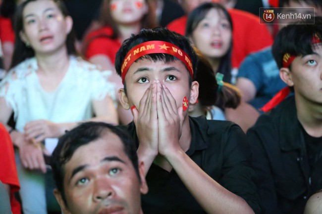 CĐV Việt Nam hụt hẫng khi ĐT Malaysia gỡ hòa 2 - 2 trong hiệp 2 trận chung kết AFF Cup 2018-22