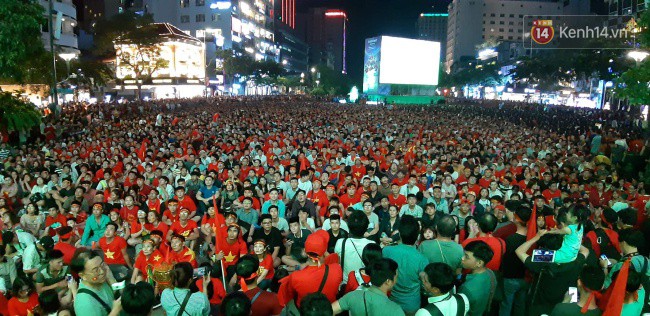 CĐV Việt Nam hụt hẫng khi ĐT Malaysia gỡ hòa 2 - 2 trong hiệp 2 trận chung kết AFF Cup 2018-9