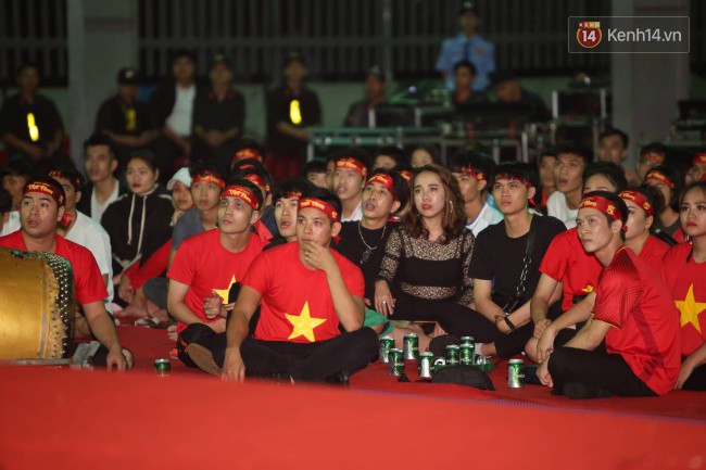 CĐV Việt Nam hụt hẫng khi ĐT Malaysia gỡ hòa 2 - 2 trong hiệp 2 trận chung kết AFF Cup 2018-18