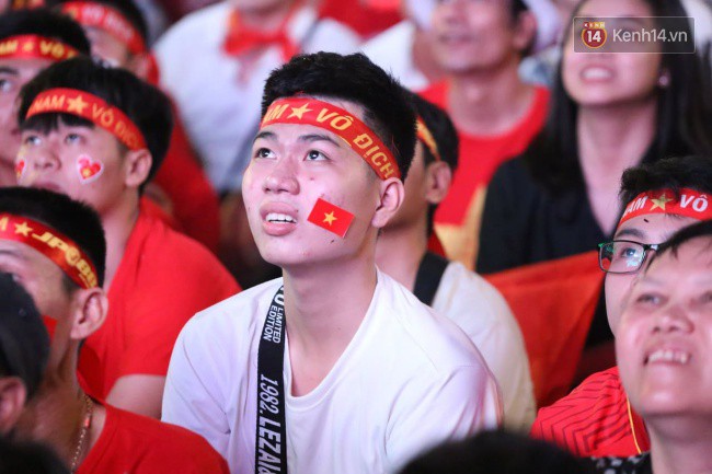 CĐV Việt Nam hụt hẫng khi ĐT Malaysia gỡ hòa 2 - 2 trong hiệp 2 trận chung kết AFF Cup 2018-23