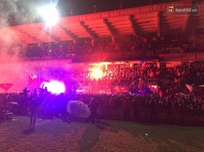 CĐV Việt Nam hụt hẫng khi ĐT Malaysia gỡ hòa 2 - 2 trong hiệp 2 trận chung kết AFF Cup 2018-5