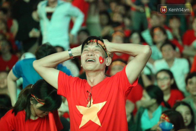 CĐV Việt Nam hụt hẫng khi ĐT Malaysia gỡ hòa 2 - 2 trong hiệp 2 trận chung kết AFF Cup 2018-2