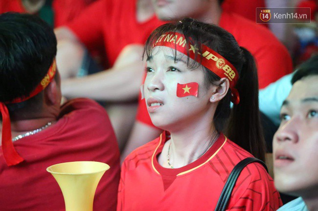 CĐV Việt Nam hụt hẫng khi ĐT Malaysia gỡ hòa 2 - 2 trong hiệp 2 trận chung kết AFF Cup 2018-24