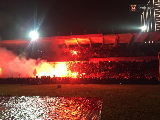 CĐV Việt Nam hụt hẫng khi ĐT Malaysia gỡ hòa 2 - 2 trong hiệp 2 trận chung kết AFF Cup 2018-6
