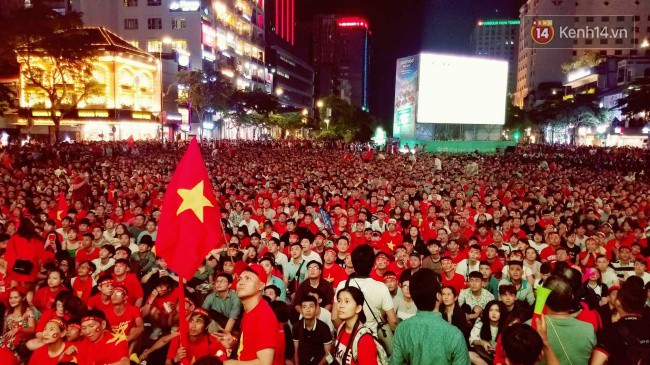 CĐV Việt Nam hụt hẫng khi ĐT Malaysia gỡ hòa 2 - 2 trong hiệp 2 trận chung kết AFF Cup 2018-10