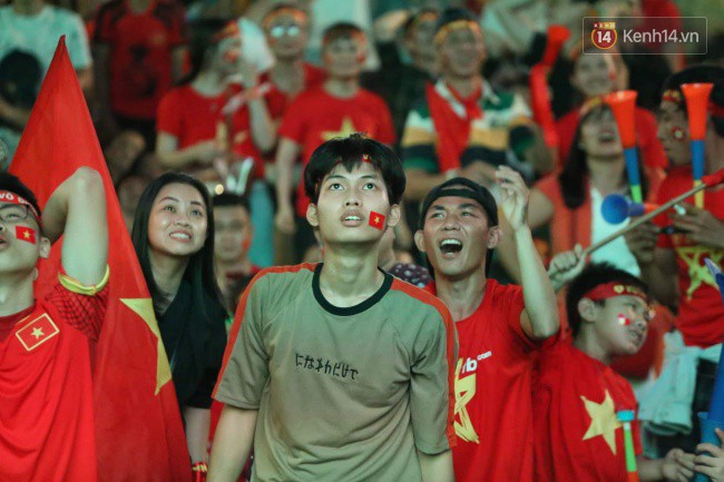 CĐV Việt Nam hụt hẫng khi ĐT Malaysia gỡ hòa 2 - 2 trong hiệp 2 trận chung kết AFF Cup 2018-3