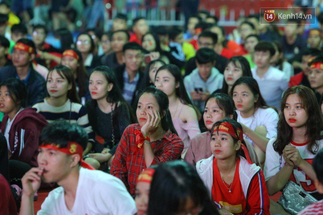 CĐV Việt Nam hụt hẫng khi ĐT Malaysia gỡ hòa 2 - 2 trong hiệp 2 trận chung kết AFF Cup 2018-19
