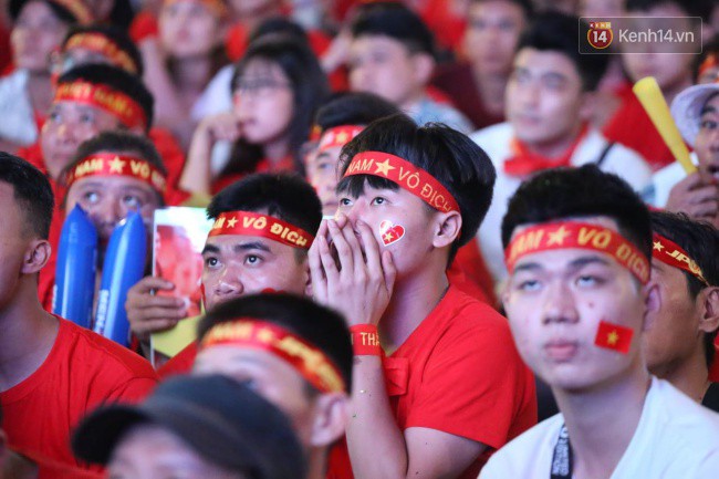 CĐV Việt Nam hụt hẫng khi ĐT Malaysia gỡ hòa 2 - 2 trong hiệp 2 trận chung kết AFF Cup 2018-25
