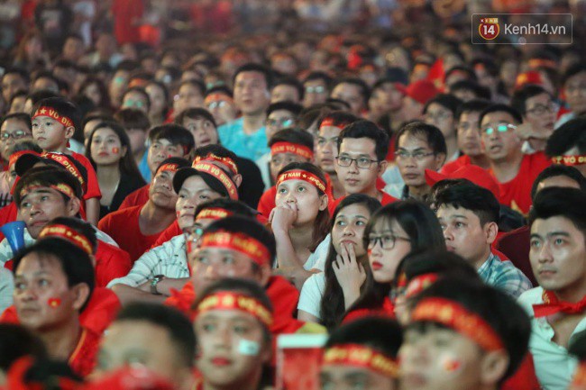 CĐV Việt Nam hụt hẫng khi ĐT Malaysia gỡ hòa 2 - 2 trong hiệp 2 trận chung kết AFF Cup 2018-26
