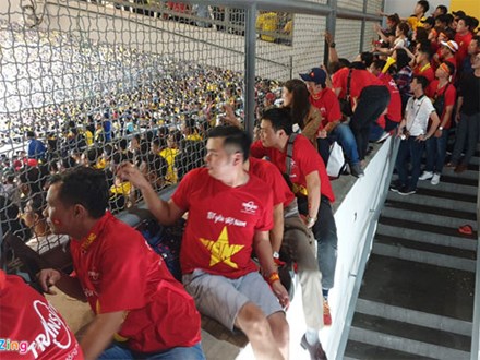 CĐV Việt Nam xem chung kết AFF Cup trên sân Bukit Jalil qua hàng rào