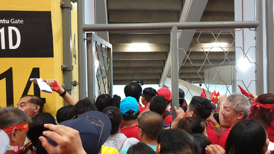 CĐV Việt Nam xem chung kết AFF Cup trên sân Bukit Jalil qua hàng rào-1