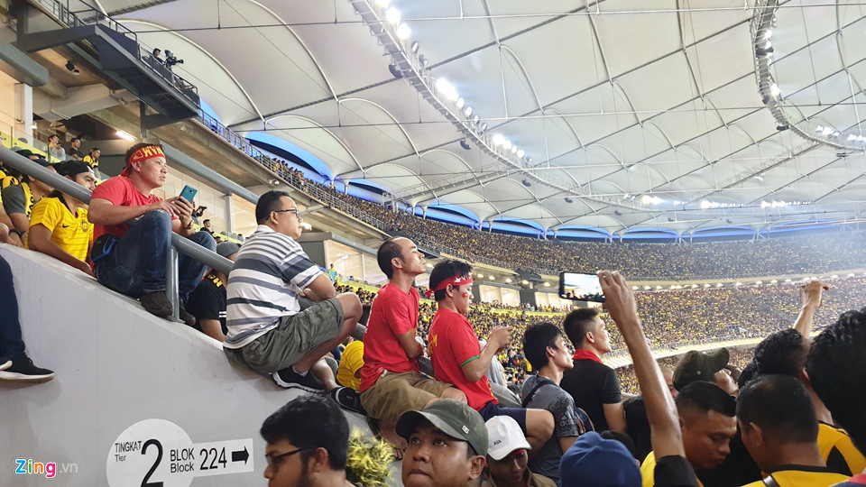 CĐV Việt Nam xem chung kết AFF Cup trên sân Bukit Jalil qua hàng rào-7