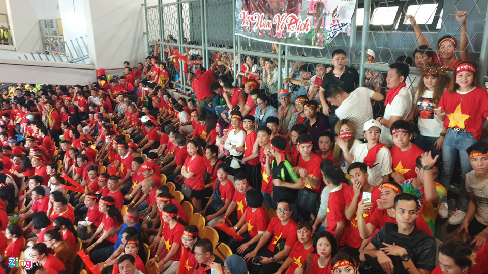 CĐV Việt Nam xem chung kết AFF Cup trên sân Bukit Jalil qua hàng rào-3