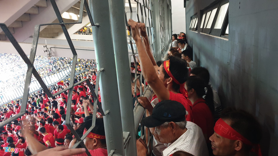 CĐV Việt Nam xem chung kết AFF Cup trên sân Bukit Jalil qua hàng rào-9