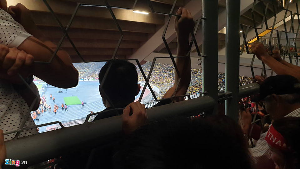 CĐV Việt Nam xem chung kết AFF Cup trên sân Bukit Jalil qua hàng rào-6