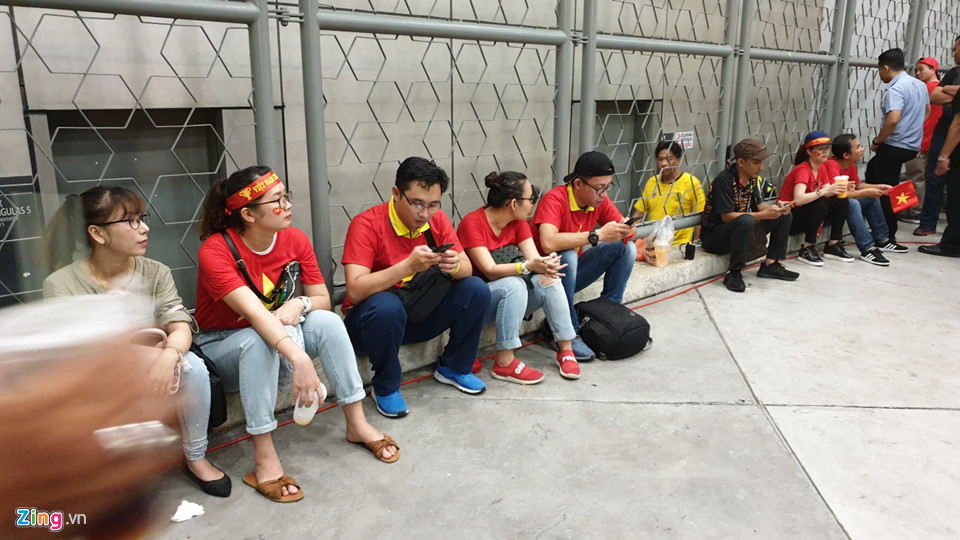 CĐV Việt Nam xem chung kết AFF Cup trên sân Bukit Jalil qua hàng rào-4