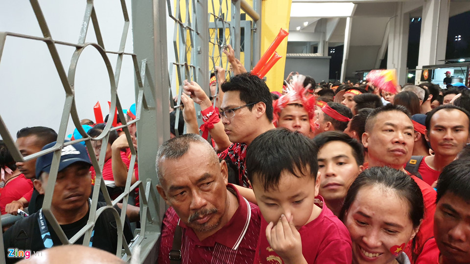 CĐV Việt Nam xem chung kết AFF Cup trên sân Bukit Jalil qua hàng rào-2