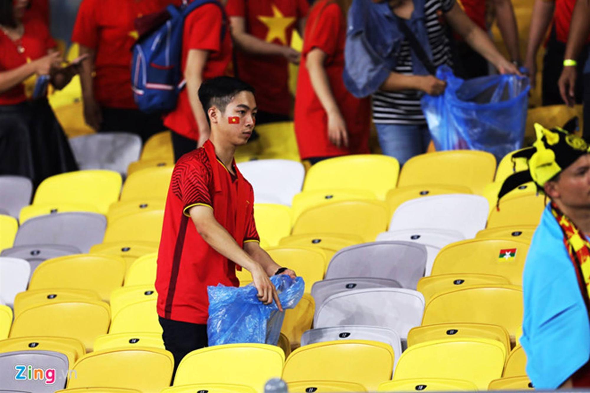 CĐV Việt Nam dọn rác ở sân Bukit Jalil sau chung kết lượt đi AFF Cup-1