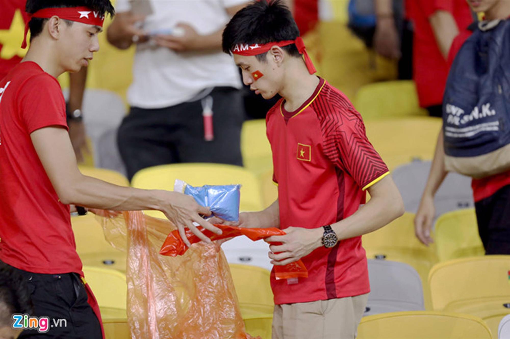 CĐV Việt Nam dọn rác ở sân Bukit Jalil sau chung kết lượt đi AFF Cup-2