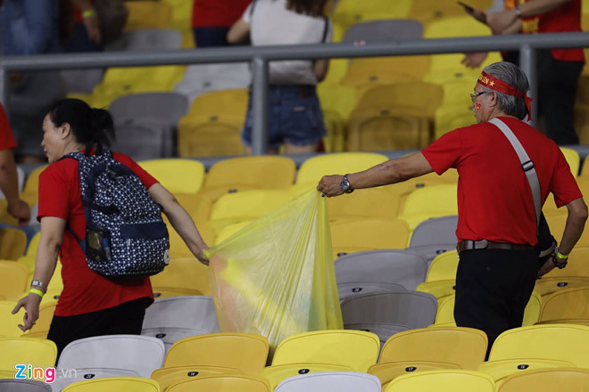 CĐV Việt Nam dọn rác ở sân Bukit Jalil sau chung kết lượt đi AFF Cup-3