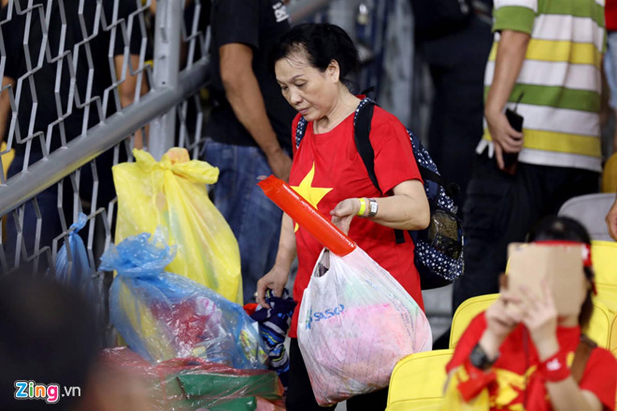 CĐV Việt Nam dọn rác ở sân Bukit Jalil sau chung kết lượt đi AFF Cup-6