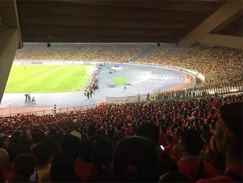 Éo le hơn cả Đức Chinh chính là CĐV bỏ tiền sang tận Malaysia xem chung kết mà chỉ nhìn được... nửa sân