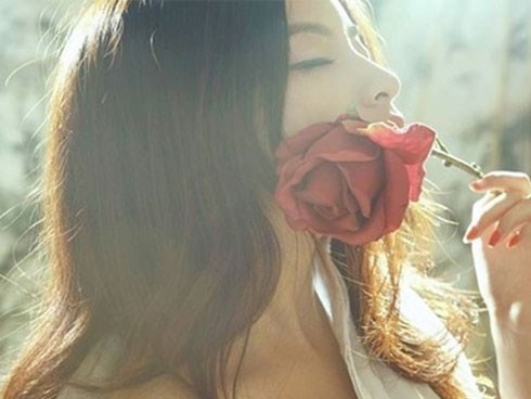 Chồng cũ đi cùng vợ mới nhưng không thể rời mắt khỏi tôi vì sự thay đổi ngoạn mục không nhận ra này và ngay lập tức đòi quay lại