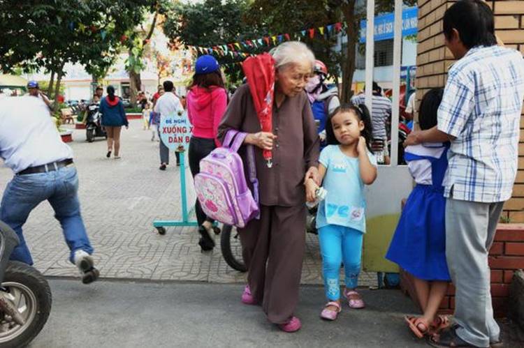 Trẻ mẫu giáo được mẹ đón sớm và muộn sau giờ học, 10 năm sau thấy khác biệt rõ rệt-1