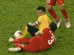 Những pha phạm lỗi thô bạo của Malaysia trong trận chung kết AFF Cup