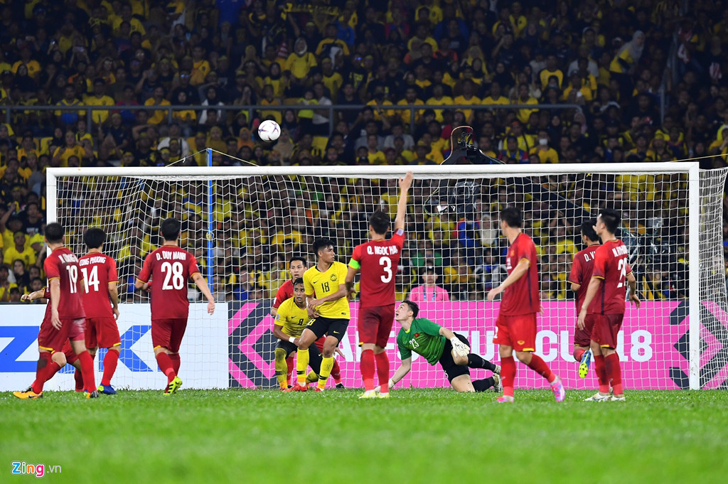 ‘Trọng tài không dám rút nhiều thẻ vì Malaysia đá ở Bukit Jalil’-1