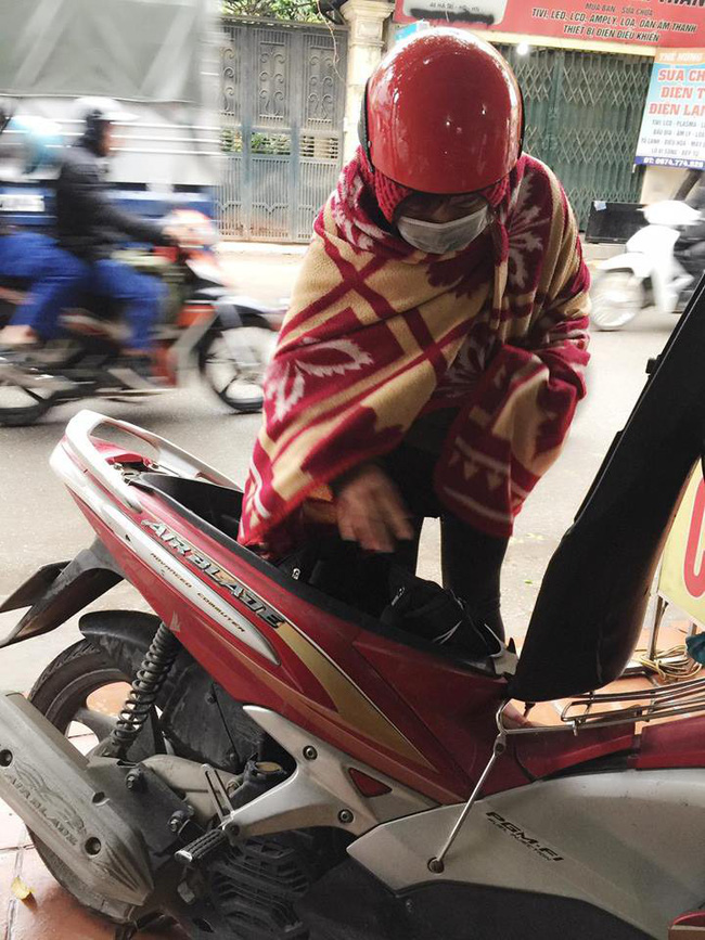 Khoe ảnh mặc chăn len ra đường ngày rét, cô gái bất ngờ trước phản ứng cực gắt của cư dân mạng-2