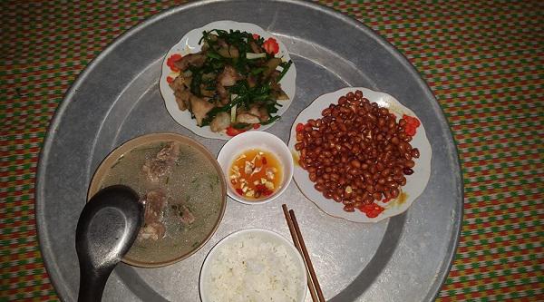 Chàng trai đăng mâm cơm tự nấu mừng sinh nhật, dân mạng tinh mắt soi” ra ngay điều sai sai-1