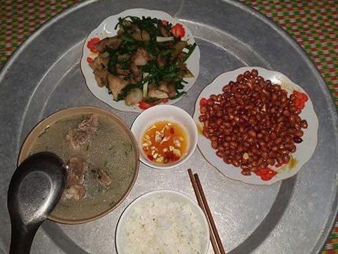 Chàng trai đăng mâm cơm tự nấu mừng sinh nhật, dân mạng tinh mắt “soi” ra ngay điều sai sai