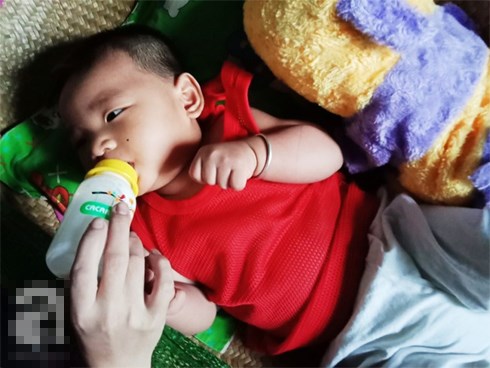 Thương cảnh mẹ mất trên bàn đẻ, 9 tháng sau cha lâm bạo bệnh, con trai nhỏ còn chưa biết gọi tên cha