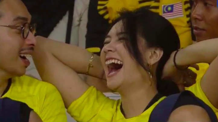 Xuất hiện chỉ vài giây, cổ động viên này đã được mệnh danh luôn là Cô gái xinh nhất nước bạn!-1