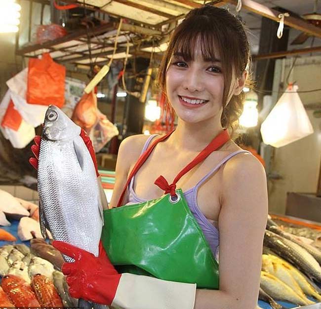 Các cô gái vô danh nổi tiếng sau 1 đêm nhờ mặc gợi cảm khi bán thịt, bán cá-8