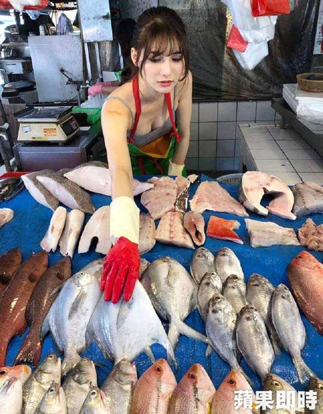 Các cô gái vô danh nổi tiếng sau 1 đêm nhờ mặc gợi cảm khi bán thịt, bán cá-9