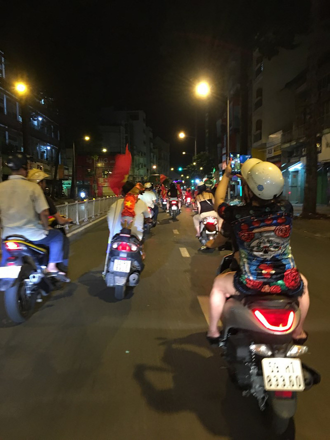 Cười té ghế xem hình ảnh hài hước đêm bão Việt Nam vô địch-1