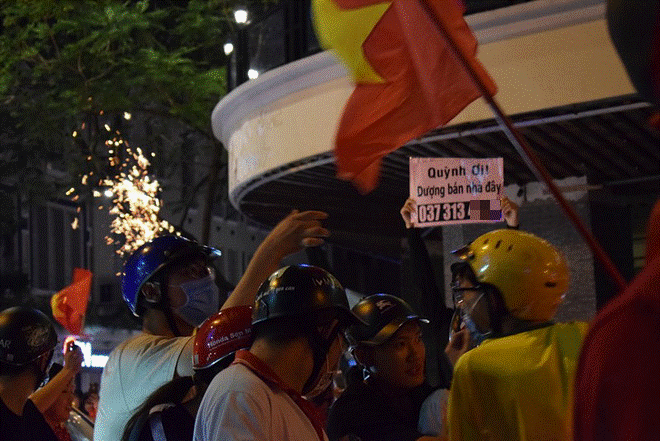 Cười té ghế xem hình ảnh hài hước đêm bão Việt Nam vô địch-2